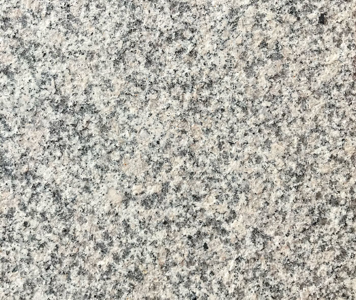 Granit gris clair grain fin flammé