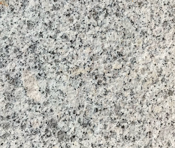 Granit gris clair à gros grain flammé