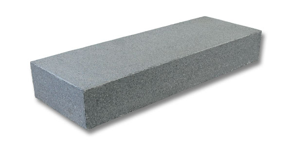 Les marches blocs en granit gris foncé