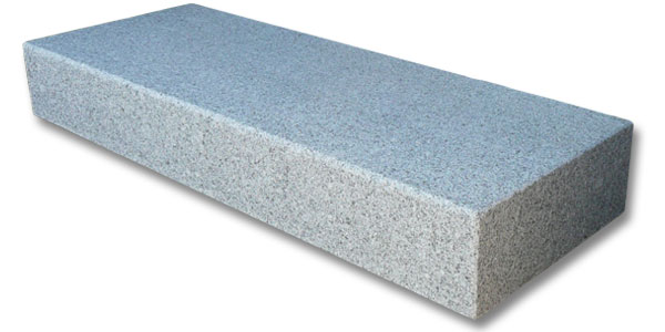 Les marches blocs en granit gris clair
